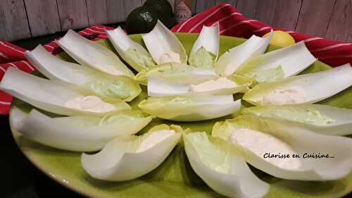 Barquettes d’endives aux crèmes d’avocat et de saumon fumé