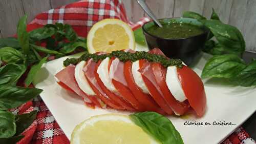 Tomate mozzarella au jambon fumé et au pesto