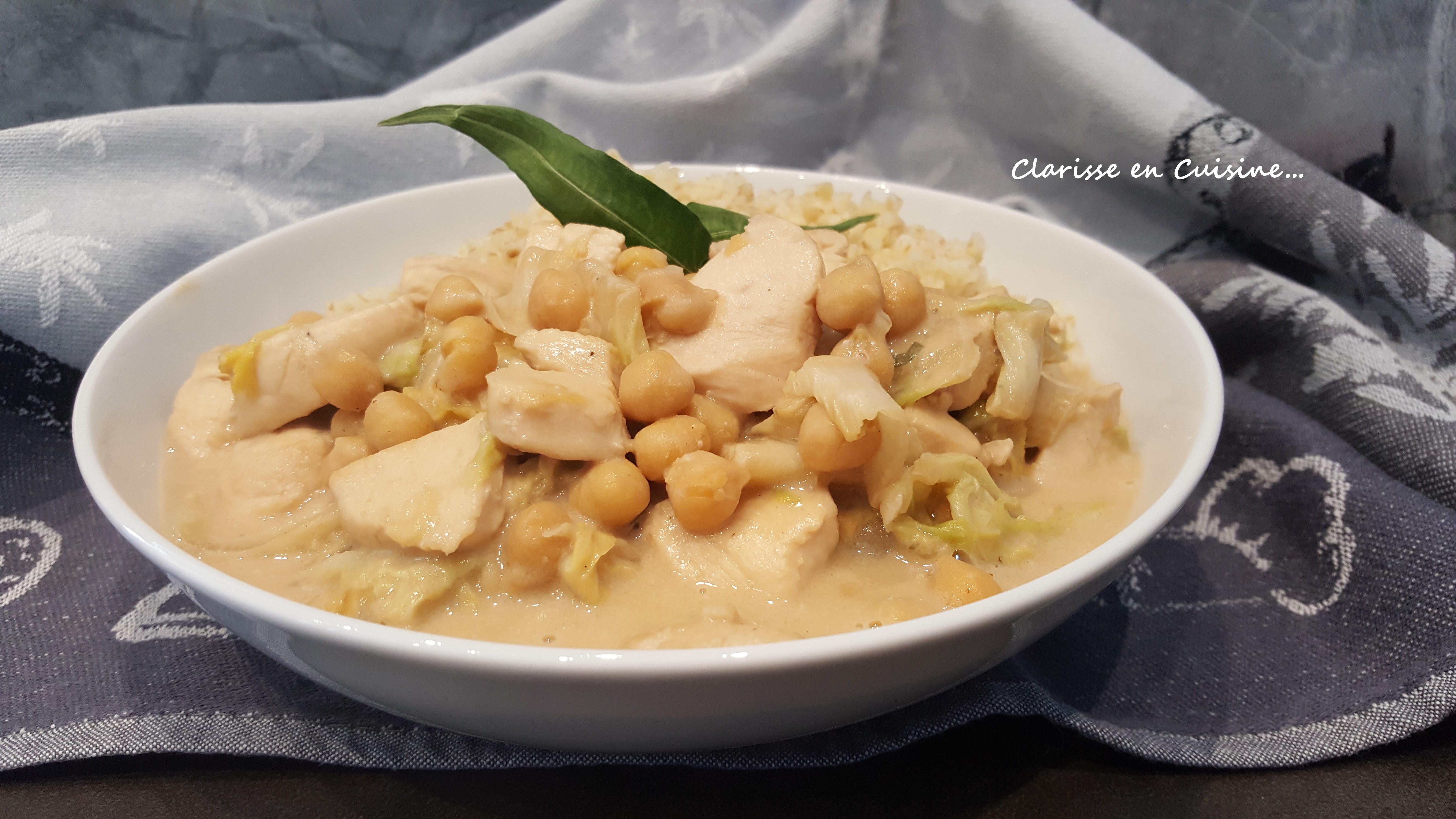 Poêlée de chou chinois, pois chiches et poulet à la sauce coco