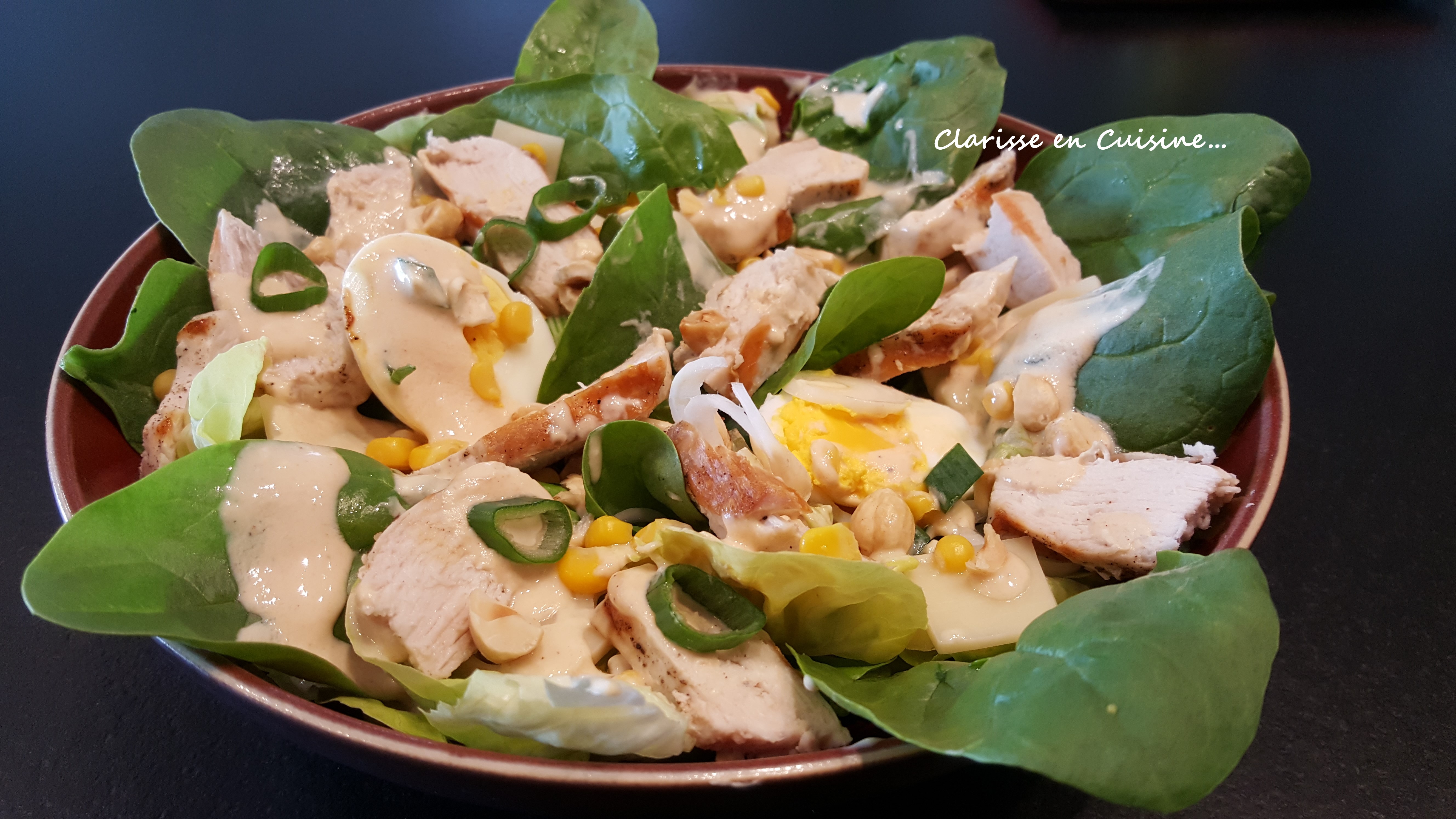 Salade printanière aux épinards et poulet, sauce au yaourt