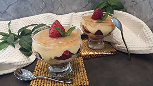 Tiramisu aux fraises et compotée de rhubarbe