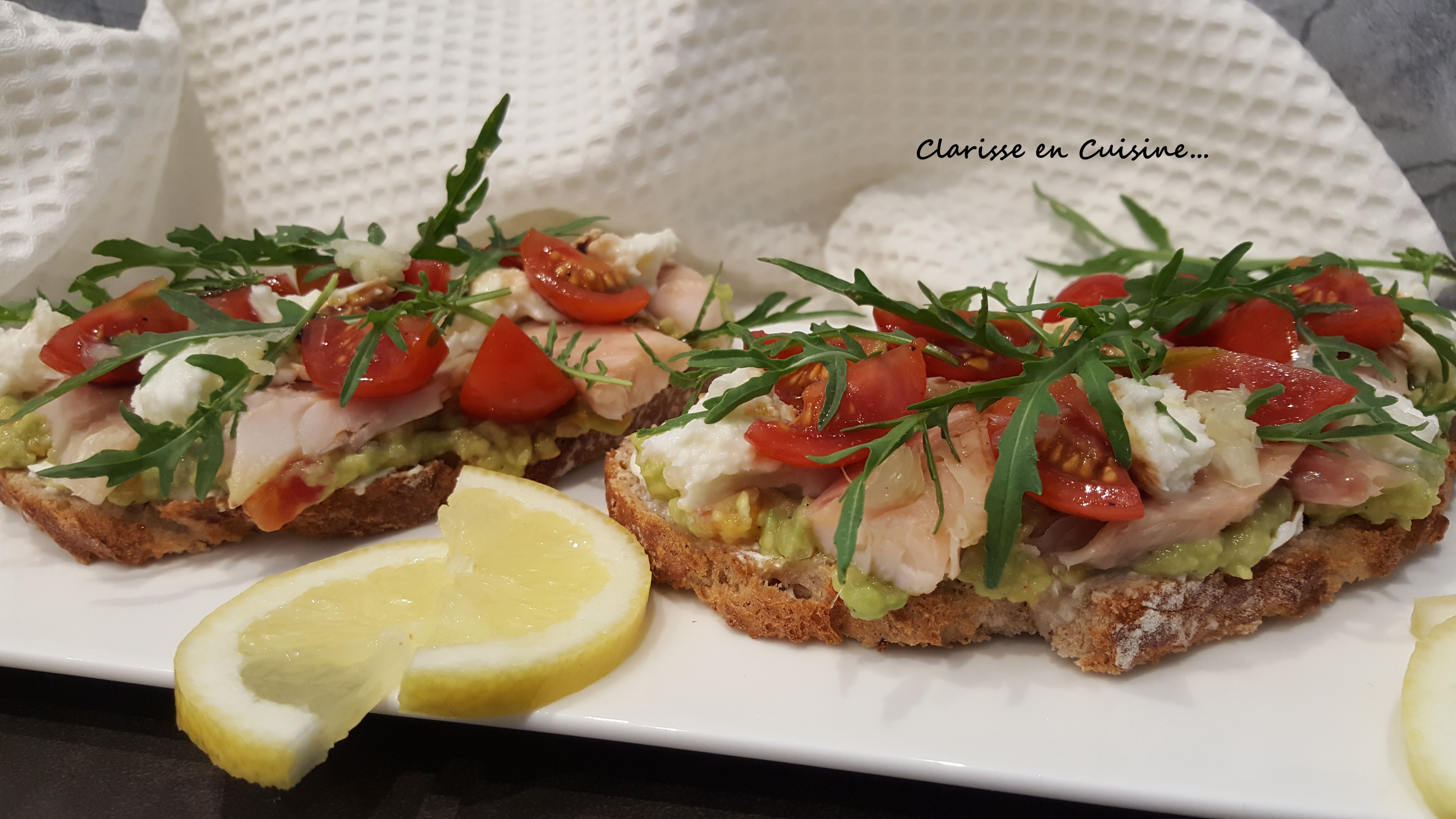 Tartines dînatoires à la truite fumée, guacamole et roquette