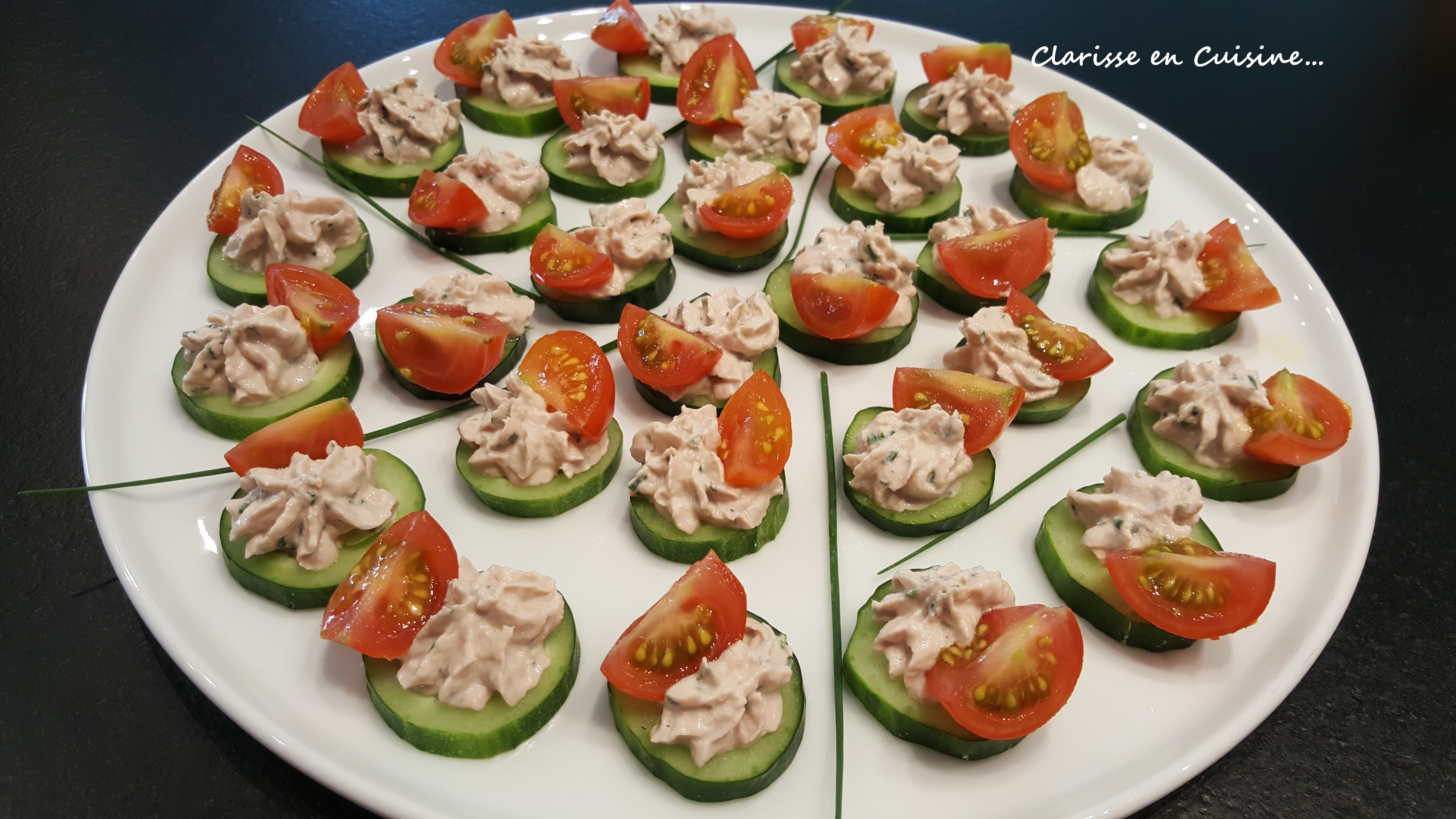 Toasts de concombre au thon et tomates cerises