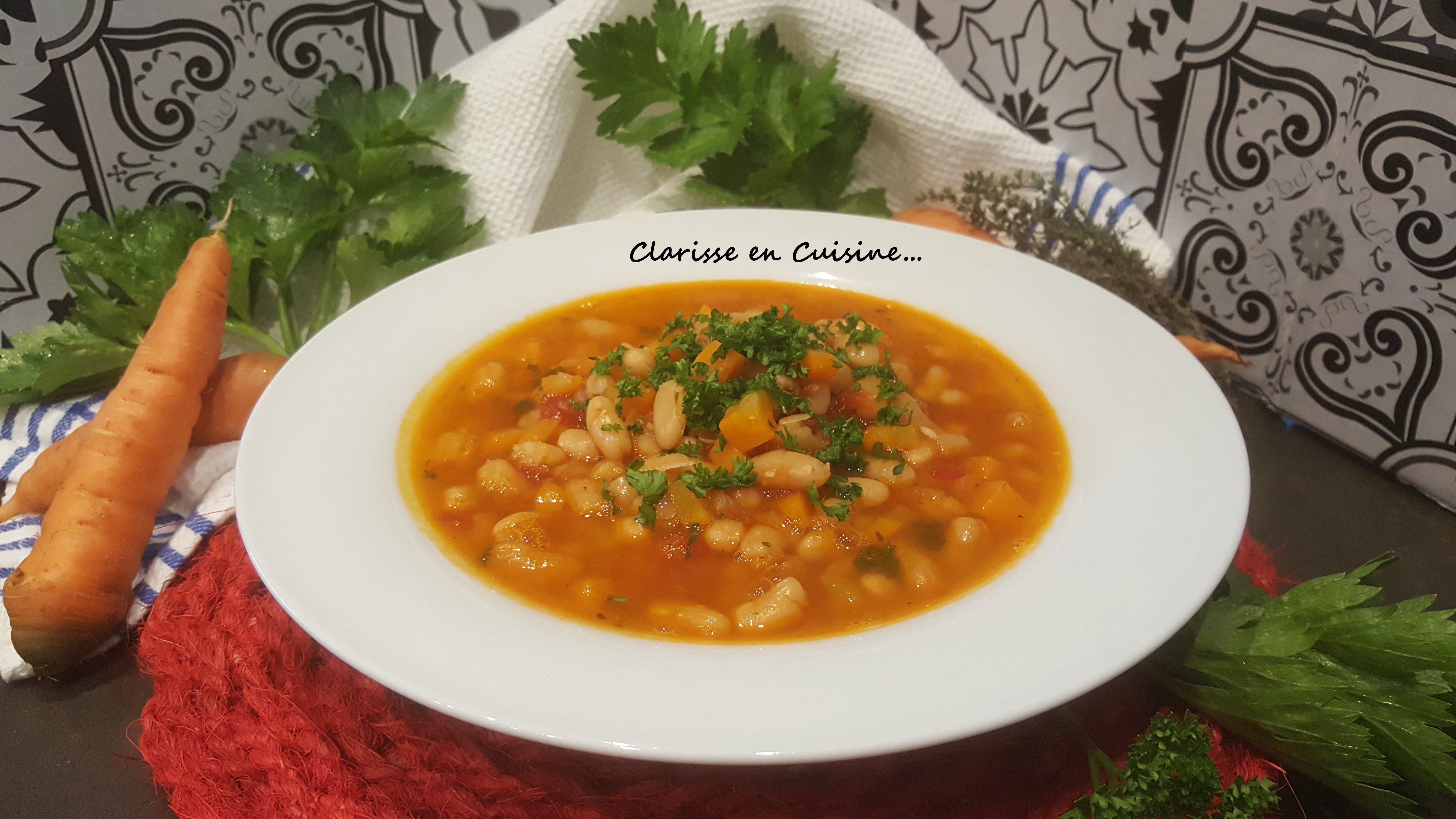 Fasolada soupe grecque de haricots blancs aux légumes