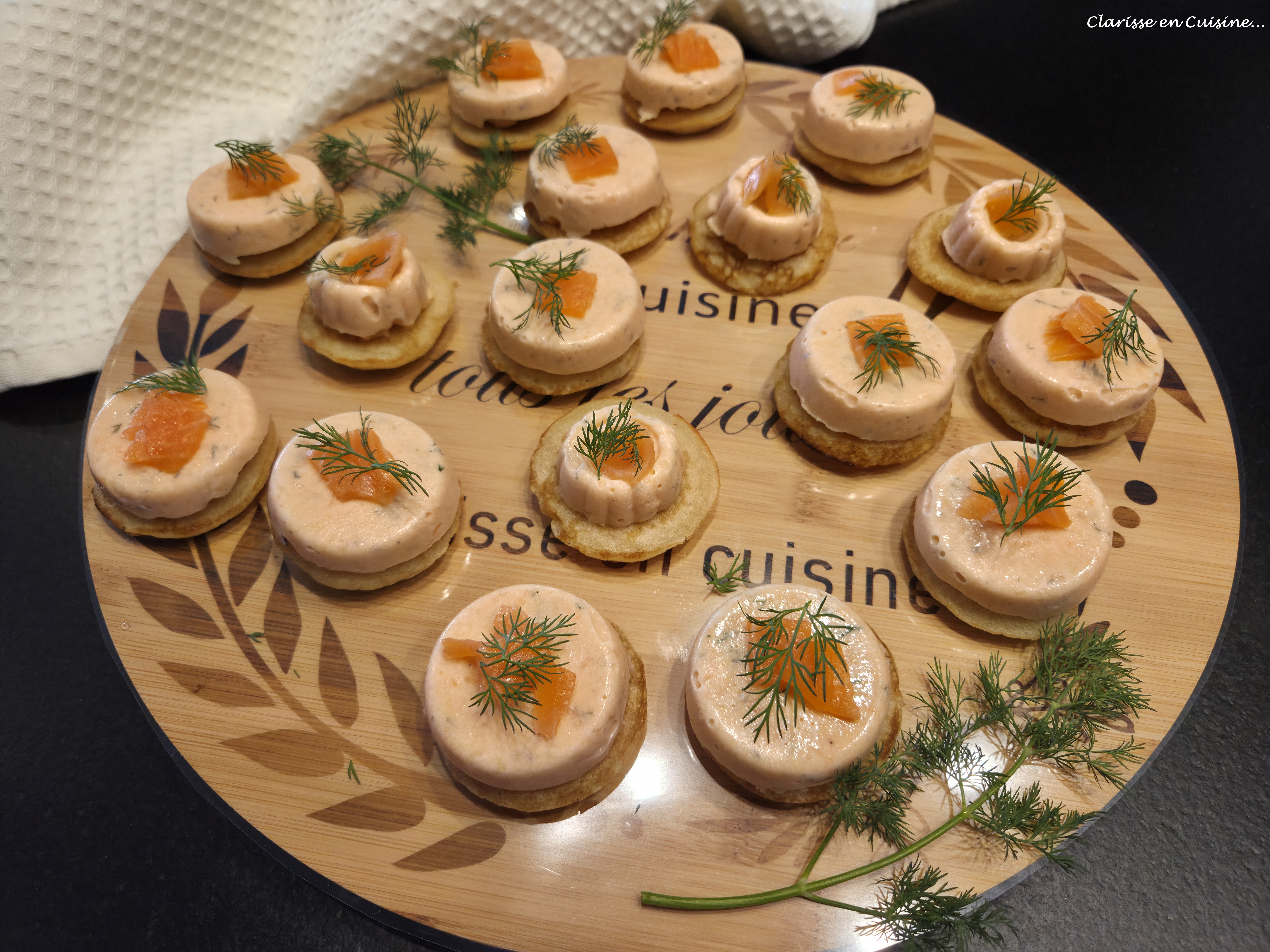 Bouchées de mousse de saumon fumé sur blinis