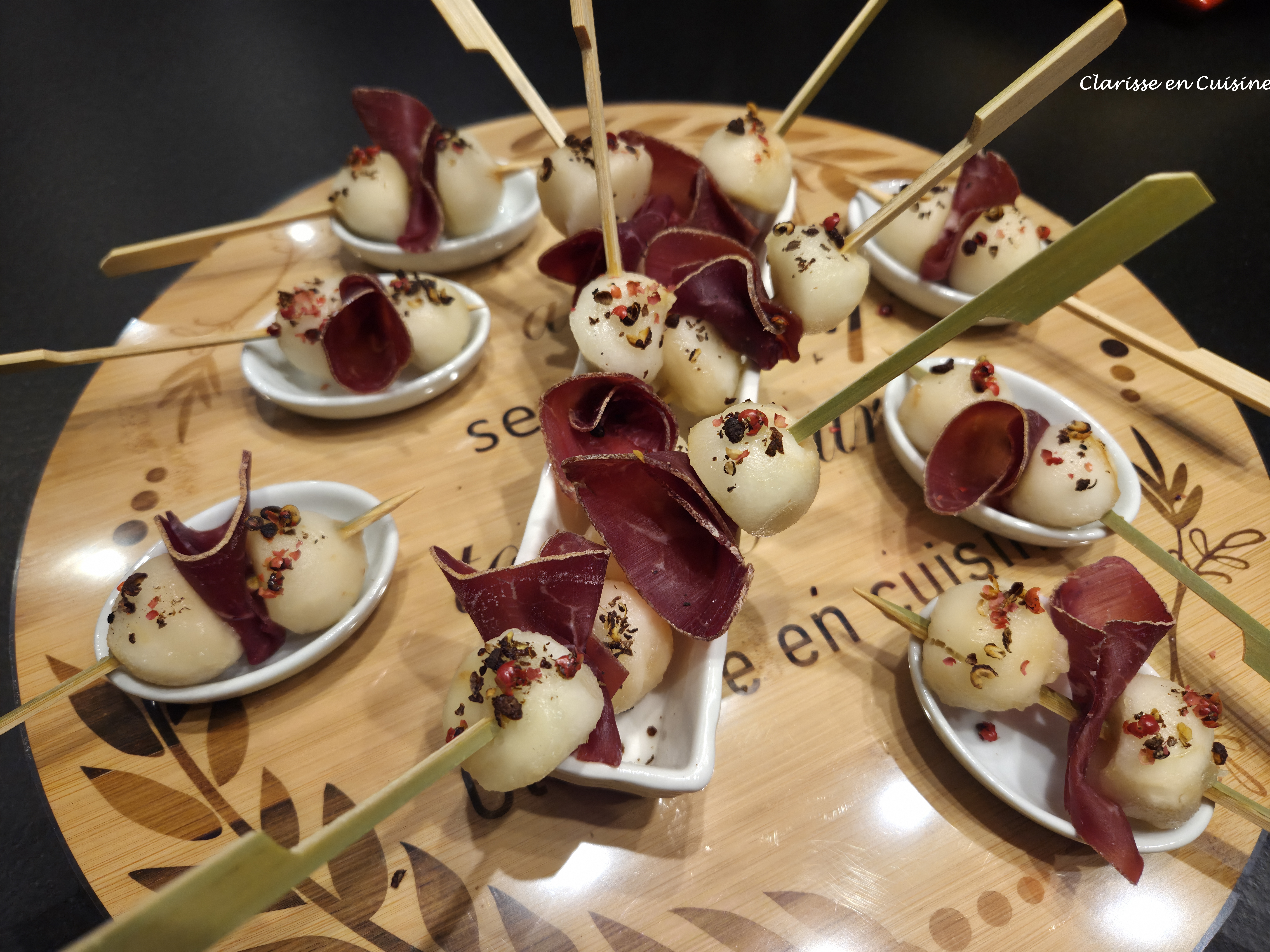 Mini brochettes poire parfumée et viande des Grisons