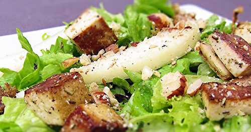 Salade verte au tofu fumé, poires et croûtons aux herbes de Provence.