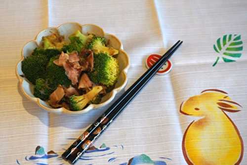 Salade de brocoli, jambon et bonite séchée - Comme au Japon