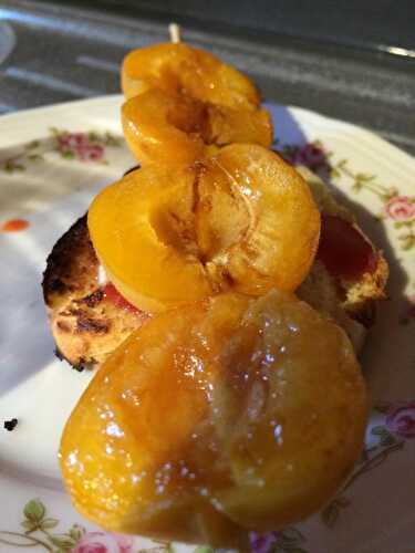 Brochette d'abricots et sa brioche tiède