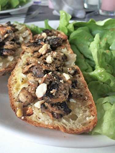 Bruschetta aux champignons de Paris, chèvre et noisettes.