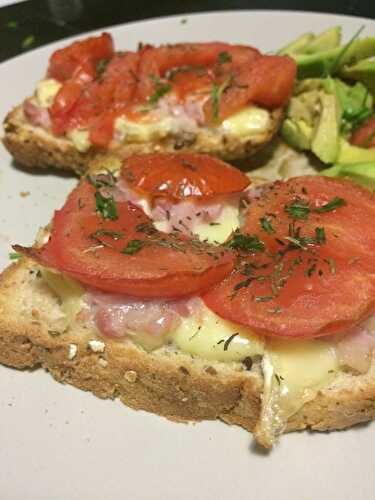 Bruschetta camembert tomates