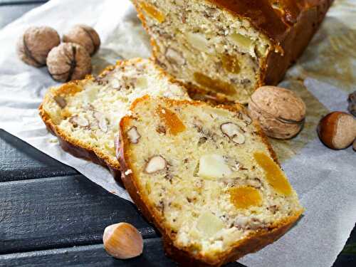 Cake au yaourt aux noix, noisettes et pommes