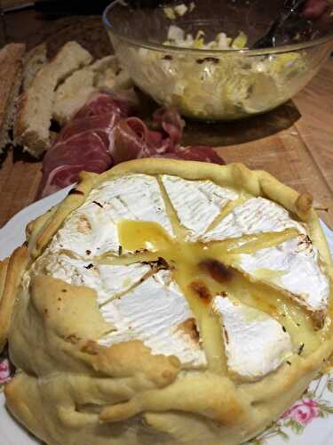 Camembert au miel, noix et noisettes au four