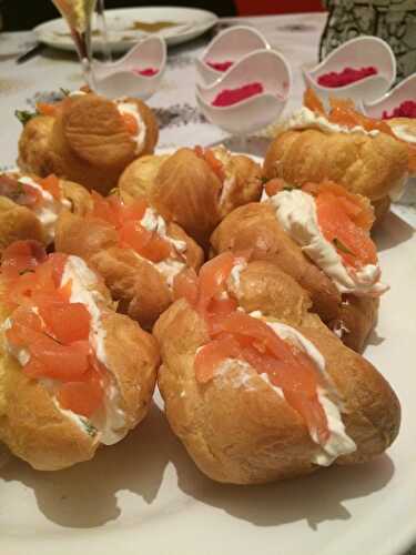 Choux farcis à la crème fouettée et au saumon