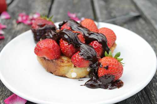 Fraises nappées de chocolat sur sa brioche