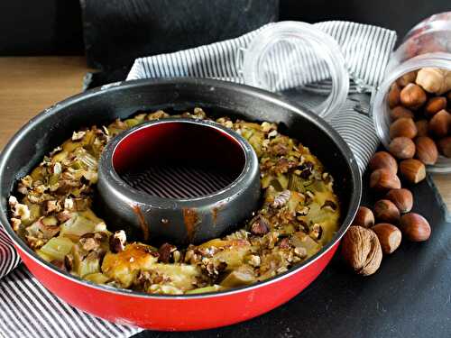 Gâteau allégé au yaourt à la rhubarbe, noix et noisettes