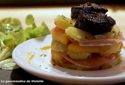 Pommes de terre et poires au boudin noir et sa compotée d'oignon