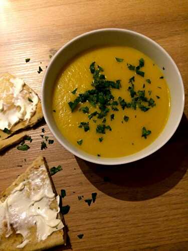 Soupe à l'indienne et naans au fromage