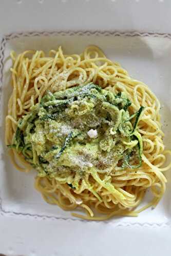 Spaghettis de courgettes sur fond de spaghettis classiques