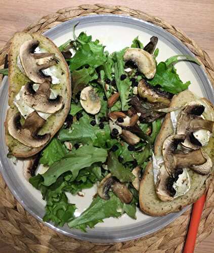 Tartine de pesto, champignons frais et fromage de chèvre