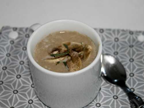 Velouté de  champignons de Paris et romarin