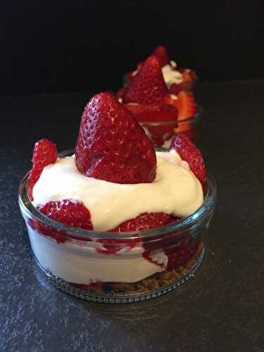 VERRINE FRAISES CREME FOUETTEE AU PHILADELPHIA