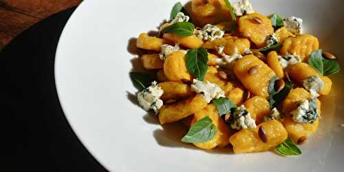 Gnocchis de butternut, bleu de Laqueuille et basilic