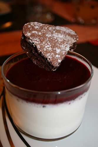 Mon menu de saint valentin #3 : panna cotta vanillée avec coulis de fruits rouges et son coeur tout chocolat - plaisirs et gourmandises