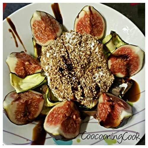 Salade de figues et son palet de chèvre au sésame sur un lit de courgettes grillées - plaisirs et gourmandises