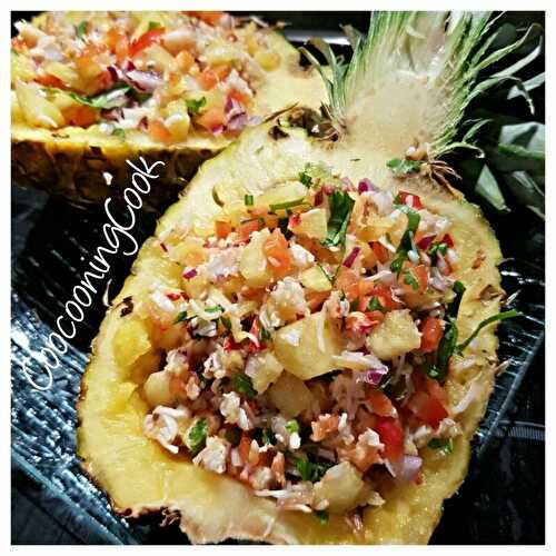 Salade exotique dans son écrin d'ananas - plaisirs et gourmandises