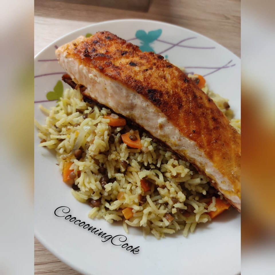 Riz aux légumes et curry et son saumon croustillant 