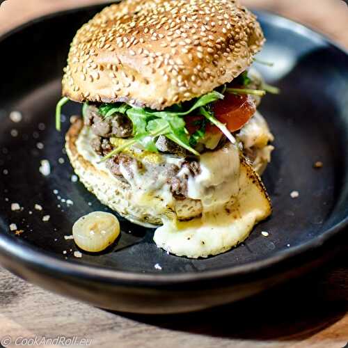 Burger de Wagyu japonais, raclette au lait cru et mayonnaise à la truffe