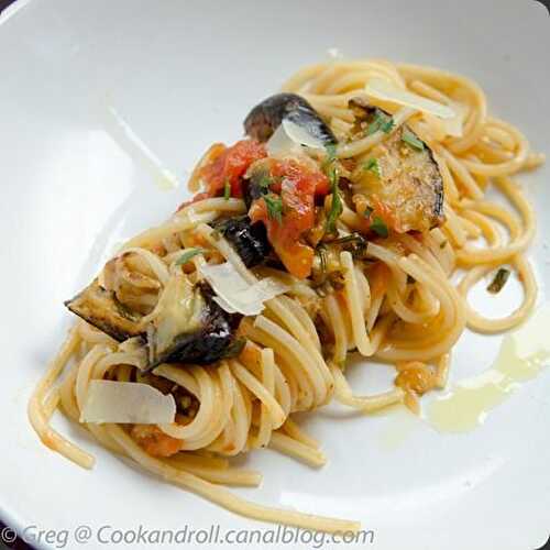 Chitarra aux tomates fraîches et aubergines