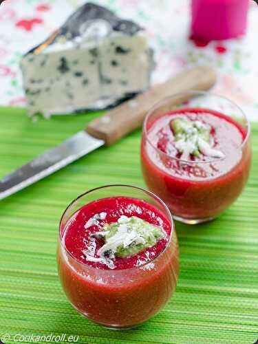 Gaspacho de betterave et fraise, pesto de Roquefort