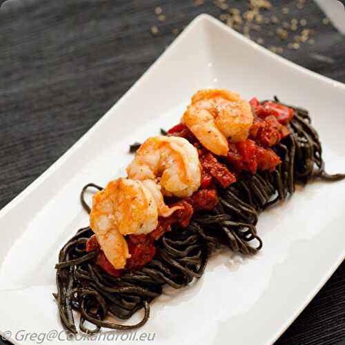 Linguine à l’encre de seiche, poivrons grillés, gambas et pimentón