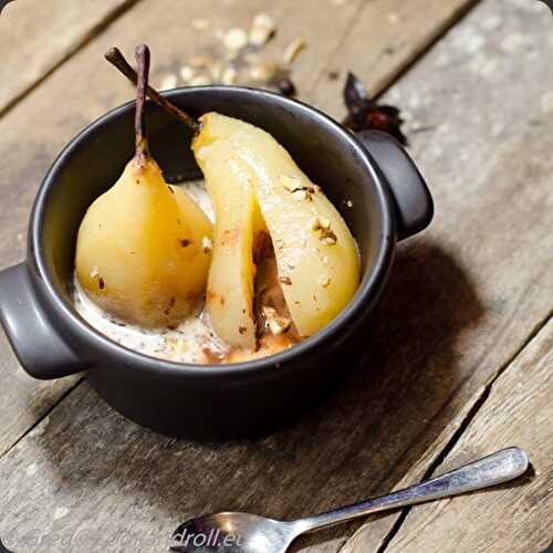 Poires pochées aux épices et coeur coulant chocolat, sauce stracciatella