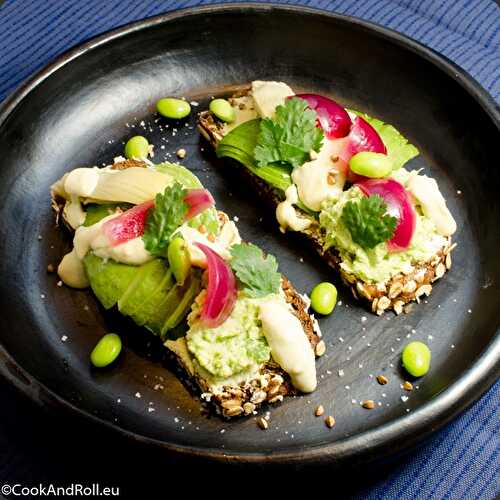 Smørrebrød artichauts, avocat et fromage de cajou