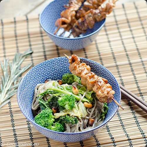 Soba sautées au chou, yakitori de porc au romarin