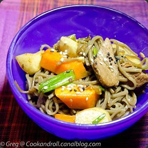 Soba sautés aux légumes et canard