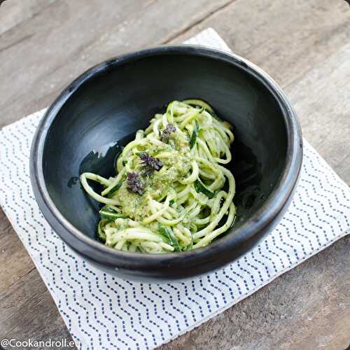 Spaghetti de courgette, pesto de basilic thaï à l'orange et cajou