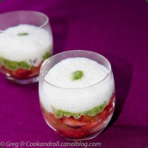 Tartare tomates et fraises, pesto sucré, espuma de mozza