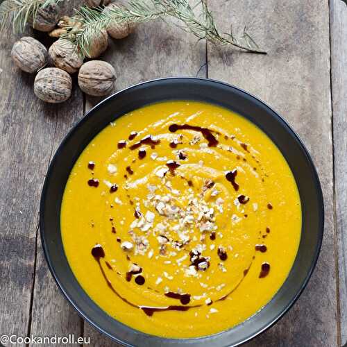 Velouté de potimarron, champignons et noix, huile de pépins de courge grillés