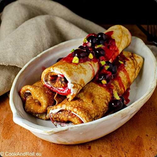 Crêpes roulées au fromage frais et fruits rouges