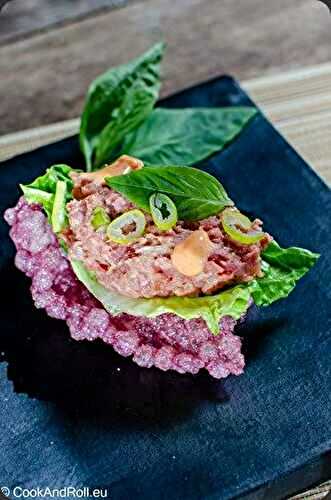 Tartare asiatique, kroepoek de tapioca à la betterave rouge