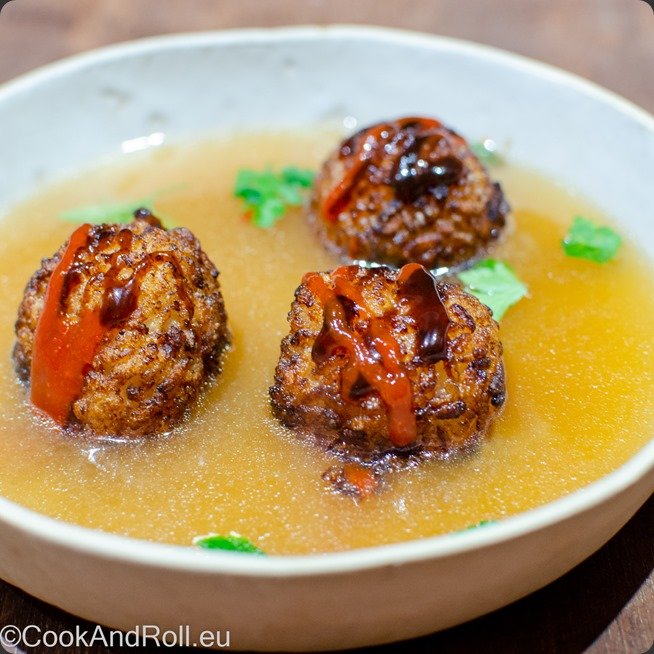 Bouillon d'os aux boulettes de riz frit