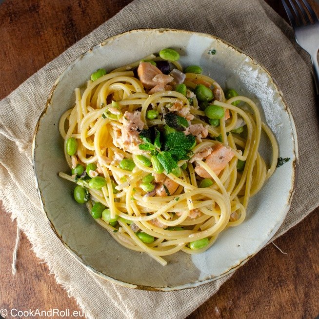 Spaghetti aux deux saumons, edamame et menthe