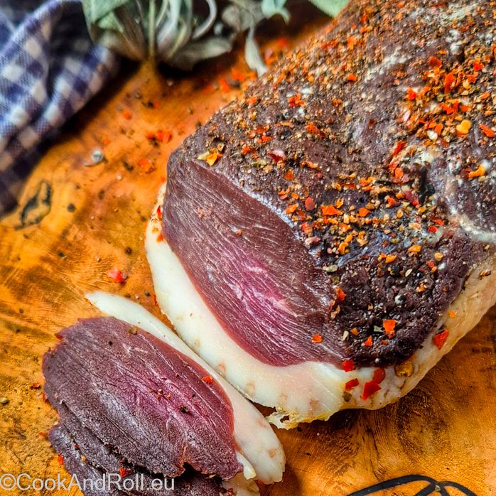 Canard séché au piment doux et sauge