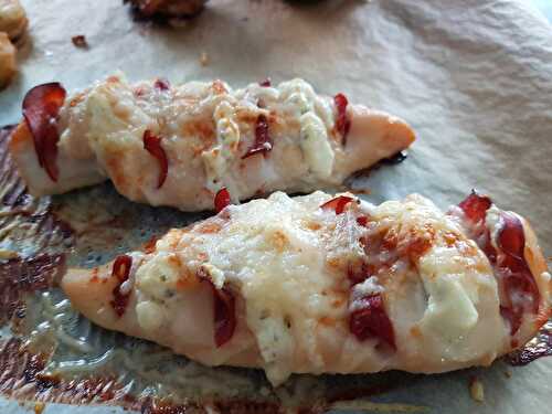 Escalopes de poulet farcie au bacon et fromage ail et fines herbes