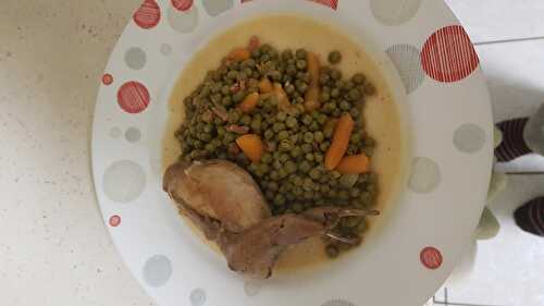 Cailles au vin blanc et aux petits pois carottes et lardons