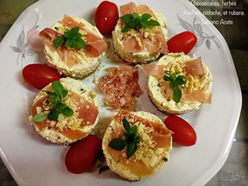 Cheesecakes herbes fraîches, pistaches, et rubans de Serrano Aoste